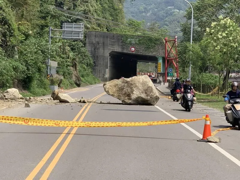 台6線苗栗公館磺坑路巨石掉落！幸未砸到人、僅單線通行
