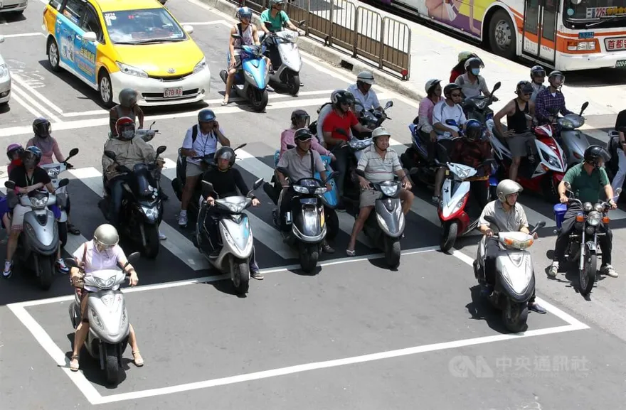 嬤抱怨「機車某聽話」右轉變左轉　師傅嚇傻：再晚點連生命線都沒了