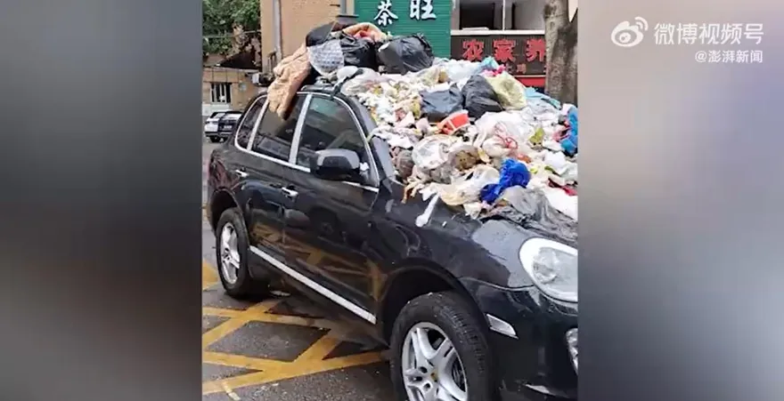 影/「1人1包垃圾」教訓！保時捷「拔車牌」違停消防通道　網友讚：幹得漂亮