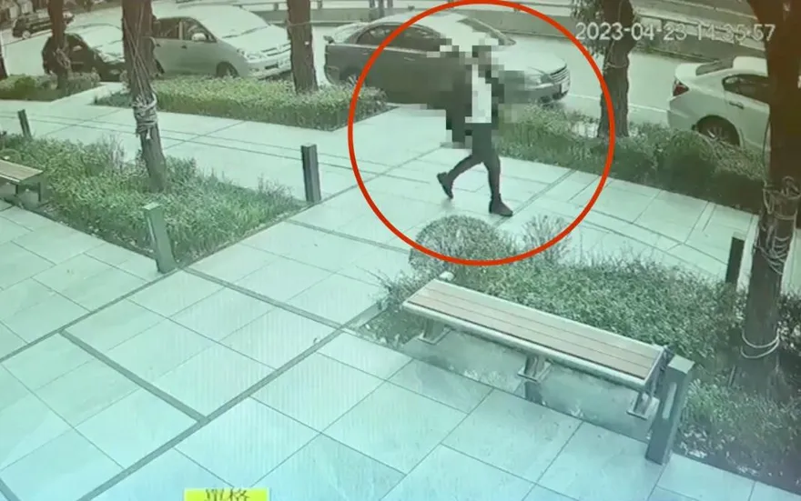 士林街頭拿水果刀隨機嚇妙齡女　警找到怪男子搜出這個