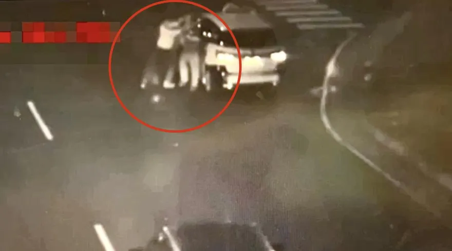 影/醉漢搭小黃為了15元車資　狂毆打趴運將搖擺離開