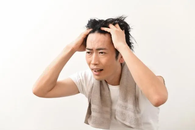夏天頭皮出油、頭髮塌！營養師揭「6大頭皮症狀」用吃養出清爽頭皮