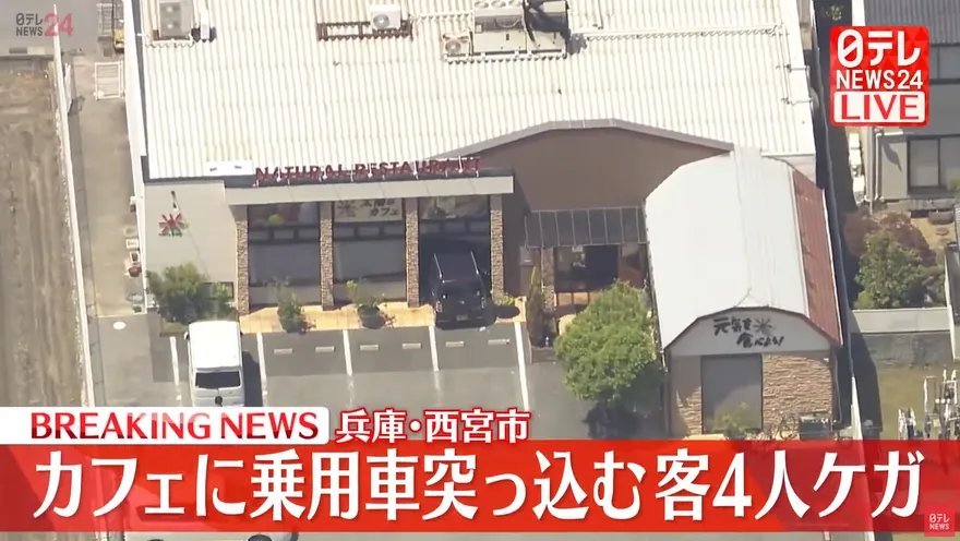 影/日本7旬老婦開車意外衝進咖啡廳　撞碎玻璃窗4人輕傷
