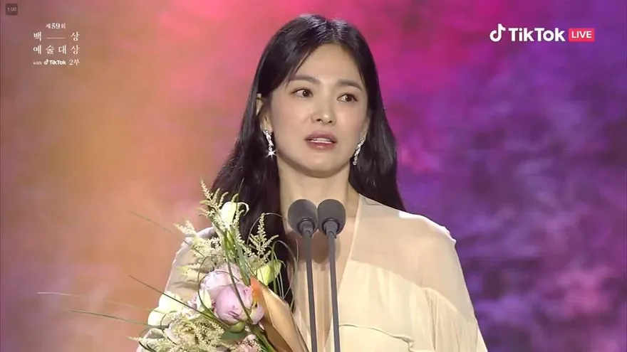 宋慧喬《黑暗榮耀》殺出百想「死亡之組」奪視后　開口第一句笑翻全場