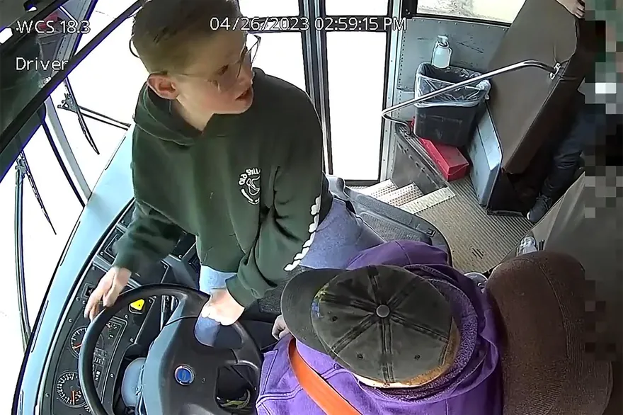 影/13歲小英雄！校車司機開到一半昏倒　男孩接過方向盤機警救全車