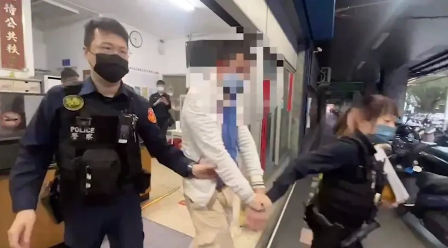 不要命！囂張毒蟲拒盤查當場吞毒　員警急壓制從嘴巴內挖出「證物」