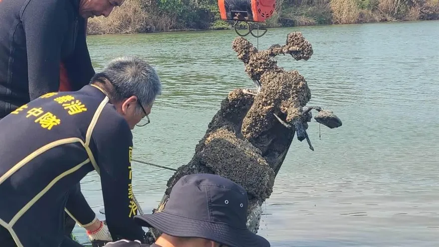 台南88槍擊案！曾文溪撈出「長滿藤壺」作案機車　就差衝鋒槍