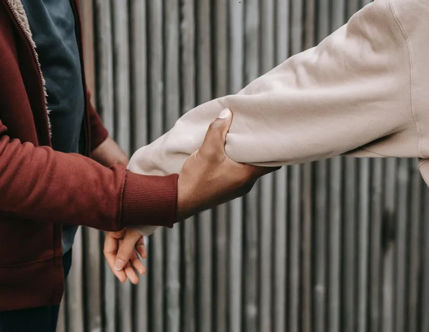 女子在桃園機場遭人跟蹤強吻嚇哭　慘遇「隨機約砲」超猛對話曝光