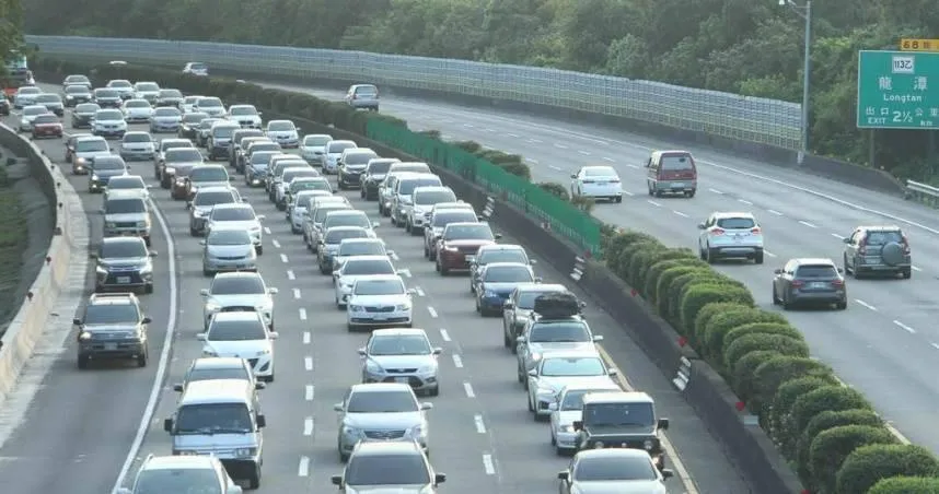 首波北返車潮湧現　國5北上高乘載「南向有故障車佔道」