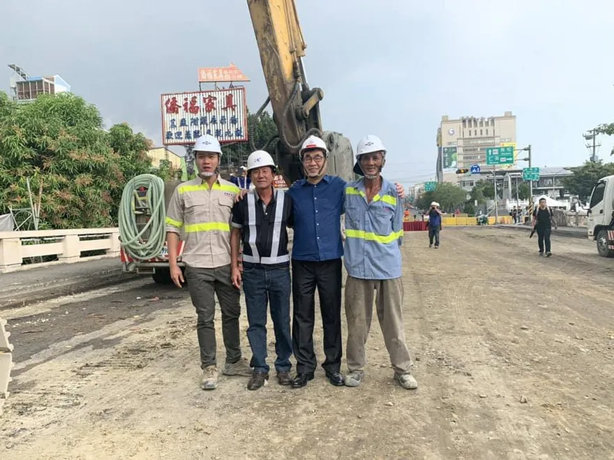 李四川秀照片感謝勞工的付出　提到「這個人」網驚喜讚：有情有義