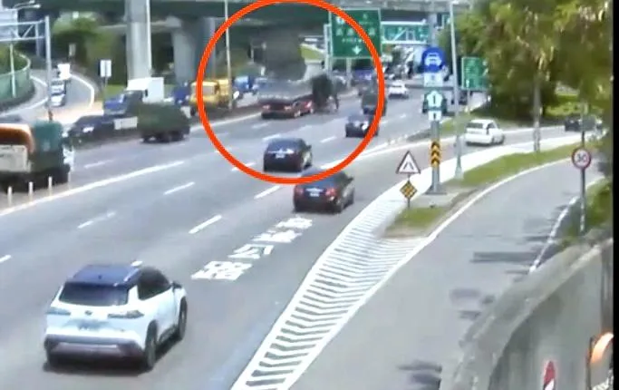 影/砂石車急煞泥土大量傾洩滿地　警到場疏導開罰1萬8
