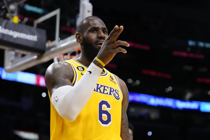 NBA史上最強大腦！詹皇大秀「照相式記憶」　超高球商封死柯瑞最後一擊驚呆隊友