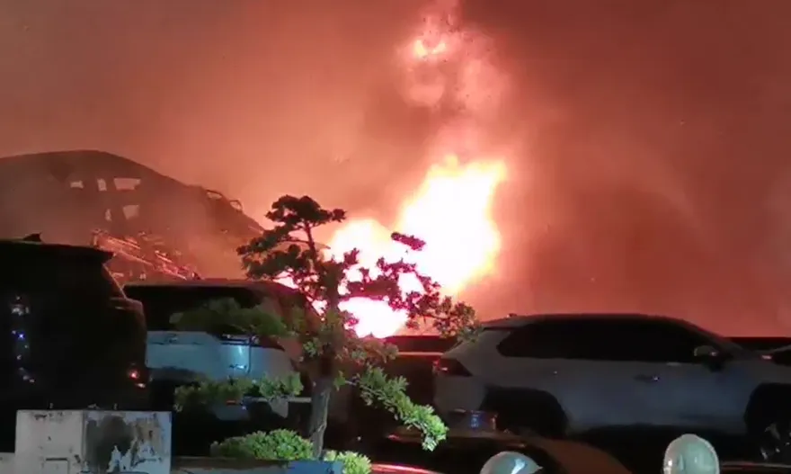 快訊/夜空染紅！嘉義水上車輛回收場大火　消防人員搶救中