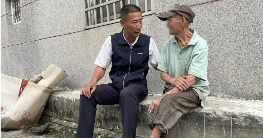 吃剩菜、睡躺椅！8旬拾荒翁獨養2身障兒　安置問題傷腦筋