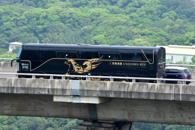 民眾親睹「黑色獨角獸」遊覽車！單人座位價格可去日本