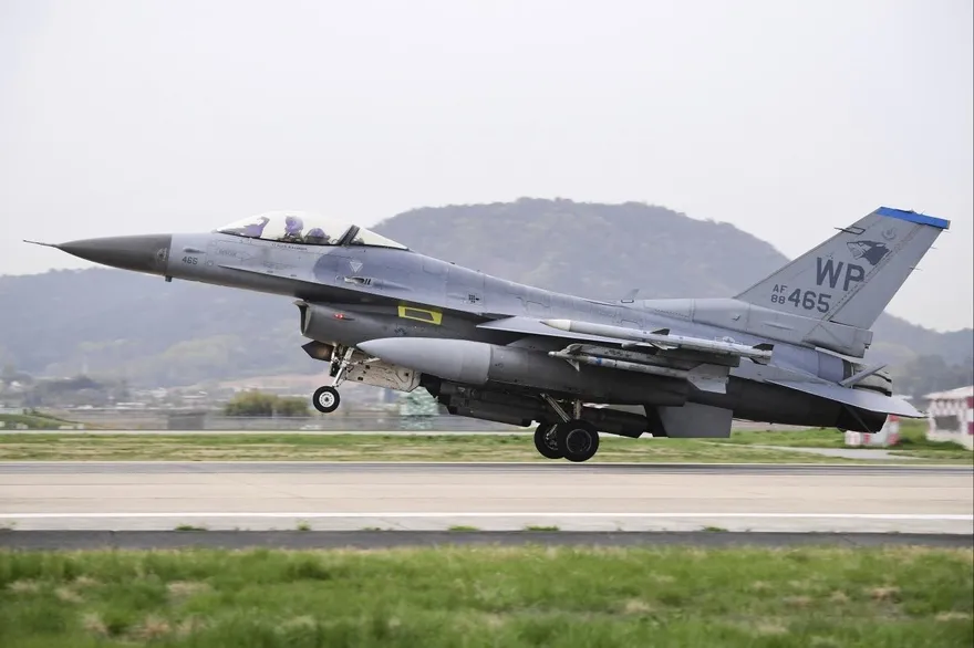 影/恐怖畫面曝！駐韓美軍「F-16戰機墜毀」陷火海　飛官死裡逃生緊急送醫