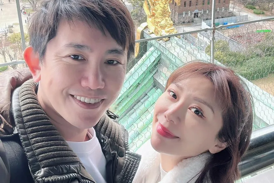 佩甄羞曝老公體力太猛！生日甜收「57洞諾言」…結婚14年常激情：跟年輕人一樣