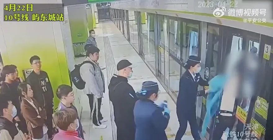 影/肉身擋車門不讓地鐵走　男子為「等朋友」卡列車下場曝光