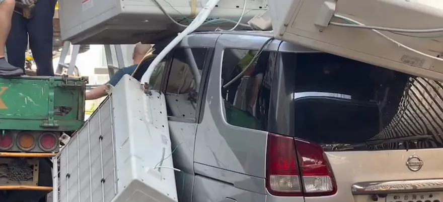 影/驚悚！逢甲商圈13台冷氣墜落　狂砸10汽機車幸無人傷