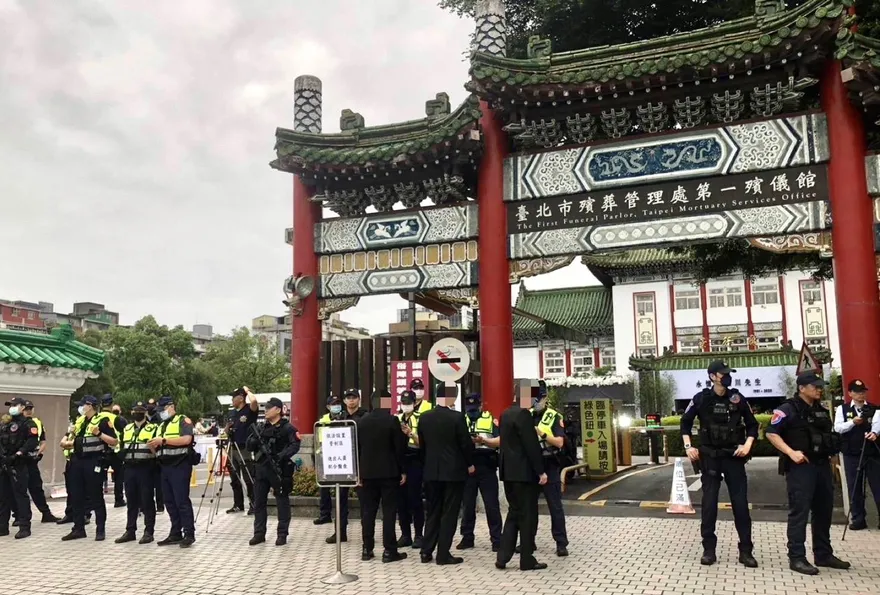 快訊/竹聯副幫主程大川告別式！千人低調送行　北市300警強勢盤查