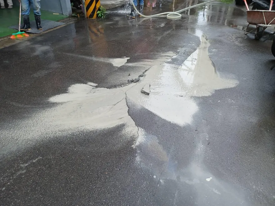 快訊/新北大樓灌漿爆泥水！衝破柏油路　工務局要求停工