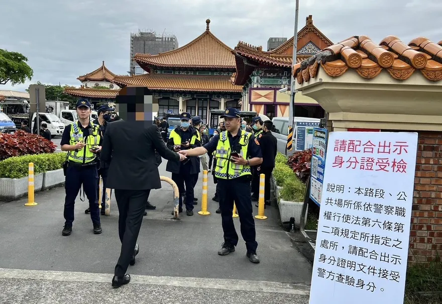 影/至尊盟幹部離世板殯辦告別式　警強勢執法盤查500人逮通緝犯、未成年