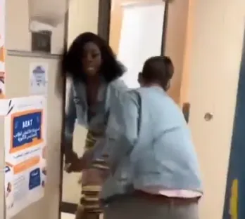 影/美國女高中生不滿手機被沒收　追出教室用「辣椒噴霧」噴到男老師跪地哀號