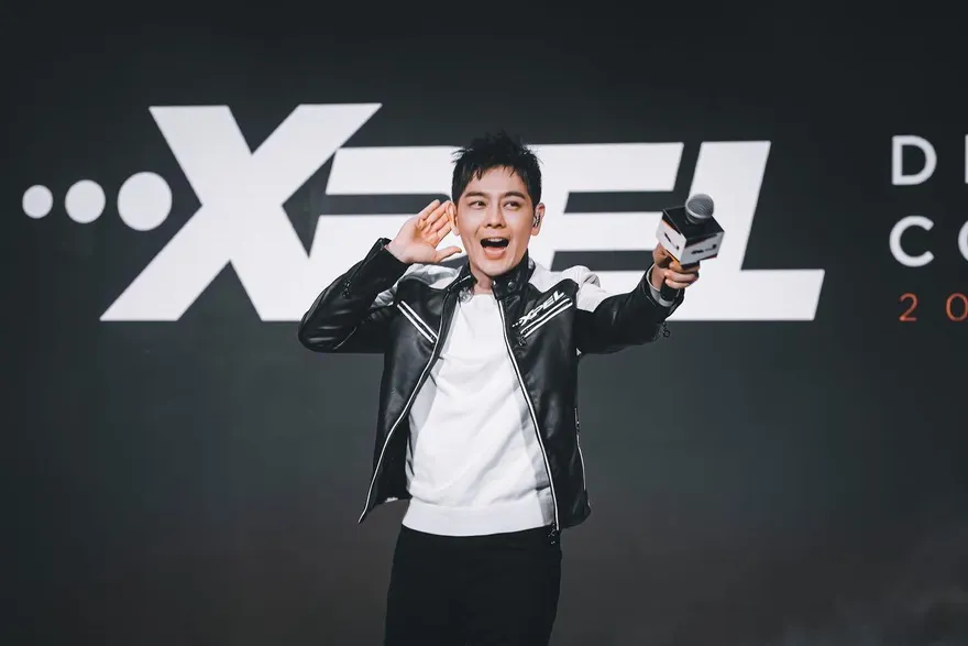 簽名右手出現停頓！林志穎疑車禍後遺症…影片瘋傳惹粉心疼：手還沒好