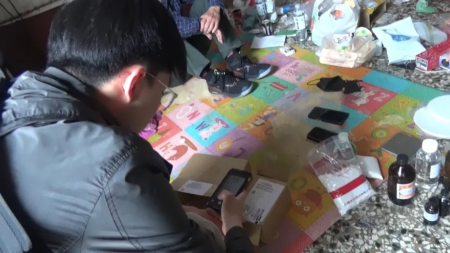 影/父子檔聯手撈金！中市警破門查獲家庭製毒廠