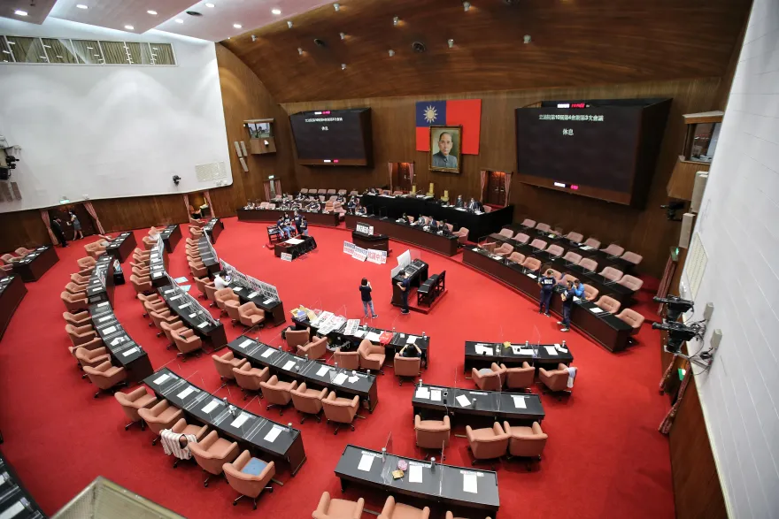 綠營指控「代投票」被打臉！韓國瑜查明盧縣一表決疑雲：議事人員誤認將懲處