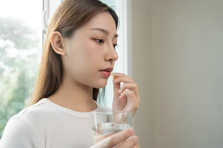 吃藥至少配200CC開水！她「胸口疼痛、打嗝」因膠囊黏食道害潰瘍