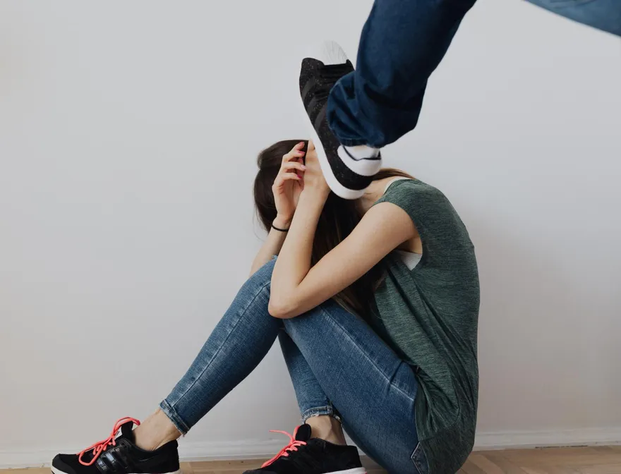 這款情人！身高180工程師爆揍嬌小女友剪對方頭髮　淹她未遂扯「放屁害腦受傷」