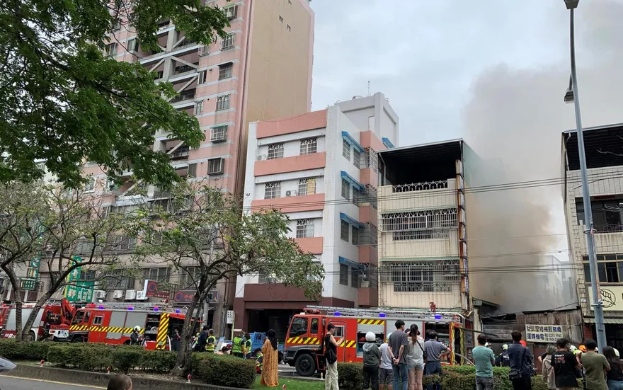 快訊/台中精武火車站附近民宅遭祝融　警消持續灌救中