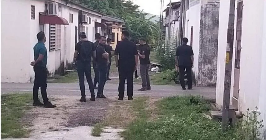 女腐屍「沒穿內衣褲」躺水溝裡、露出一雙腳　廁所惡臭味！他走到後巷大崩潰