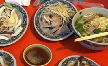 沒標價有鬼？米粉湯20元、黑白切卻收100　永樂市場小吃攤挨轟坑錢