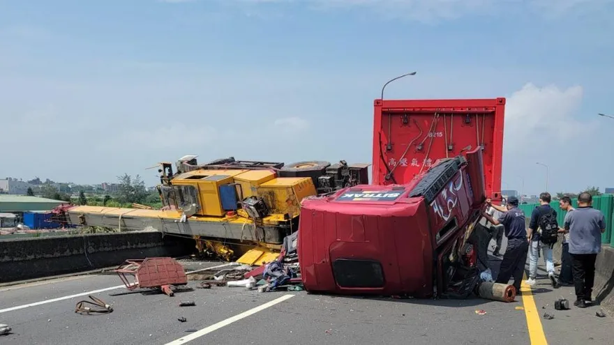 快訊/台61線大園段、2聯結車擦撞翻覆　頭斷車體變形！搶救中