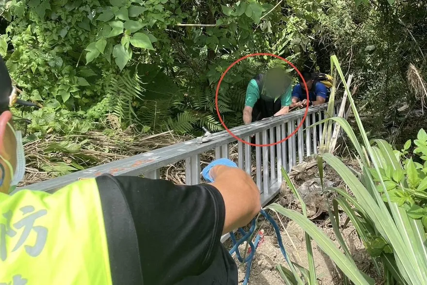 快訊/命大！小貨車摔落30公尺深山谷　駕駛爬繩索脫困僅手指擦傷