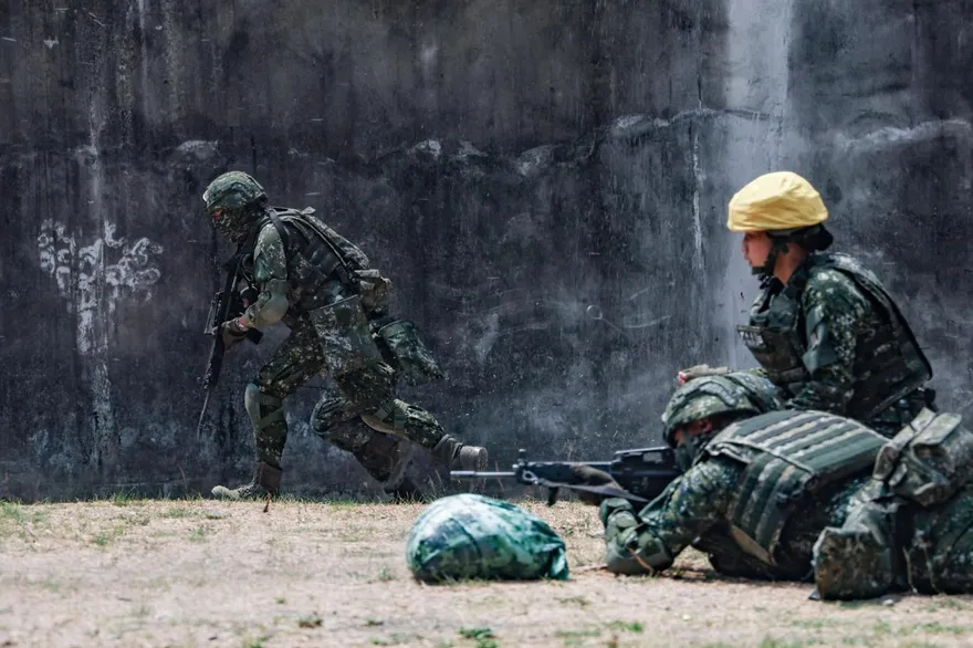 影/解放軍攻台先打台北？年輕人街訪反應太震撼：直接把「大小姐」轟下台嗎