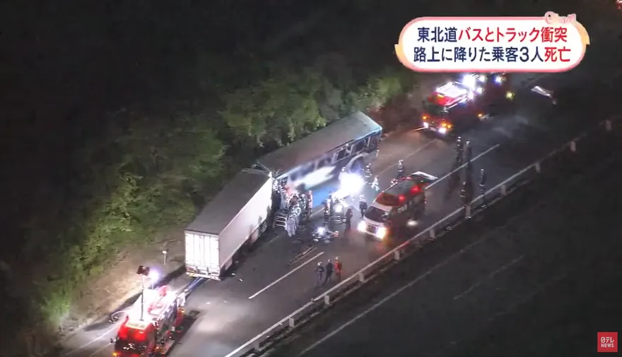 影/高速公路大巴停路肩遭卡車追撞　3名乘客下車遭輾不治
