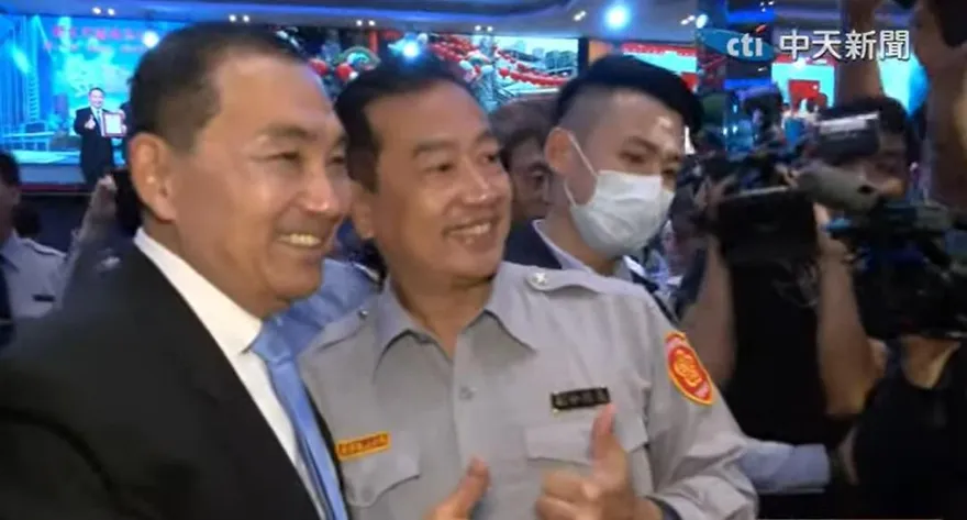 侯友宜獲徵召首場「類造勢」！會場放他競選歌曲　警察嗨搶合照喊：總統好