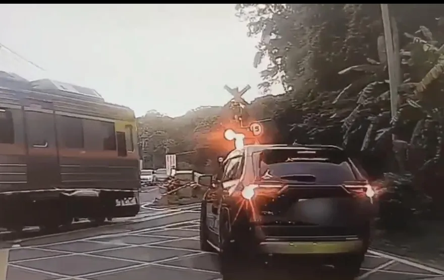 影/恐怖情人押女友揚言共赴黃泉　警定位圍堵車輛救人
