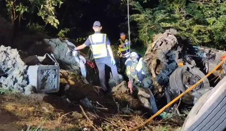 快訊/國3南下123K後龍路段砂石車翻落邊坡！駕駛命危送醫搶救中