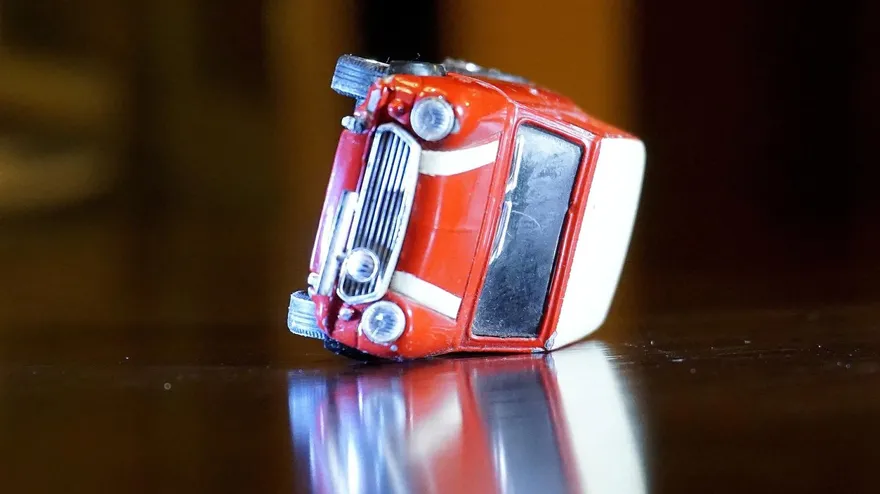 11死！廣西一車輛載14人墜崖翻落水塘　僅3人逃生