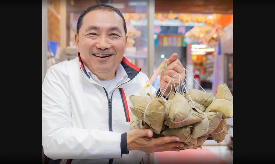 一語雙關！侯友宜手持包粽祝考生包中　發文喊：520明天拚了