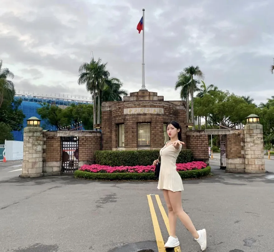 李多慧驚喜現身台大！熱情為學生獻上祝福　粉絲樂翻：聽到她說畢業快樂