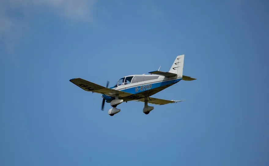 影/千鈞一髮！美小飛機緊急迫降高速公路　民眾拍下驚險畫面