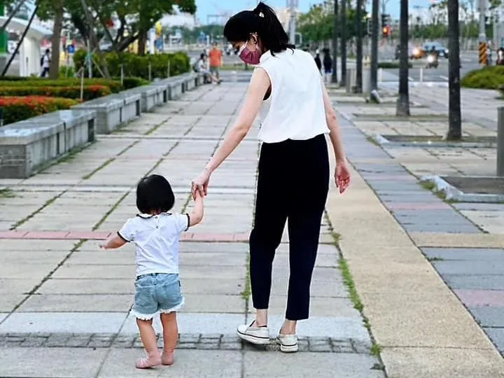 牽1歲多愛女走在高雄夢時代大道　李明璇吐「這句話」網超感動
