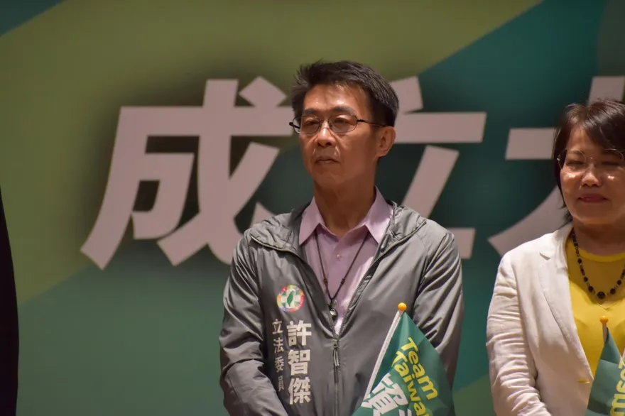 鍾易仲贏藍營鳳山立委初選！力拚高雄破蛋　3連霸許智傑說話了