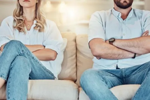 打火夫妻床笫失和！他求歡遭拒買春、當老婆面「清管」　她崩潰求離失敗