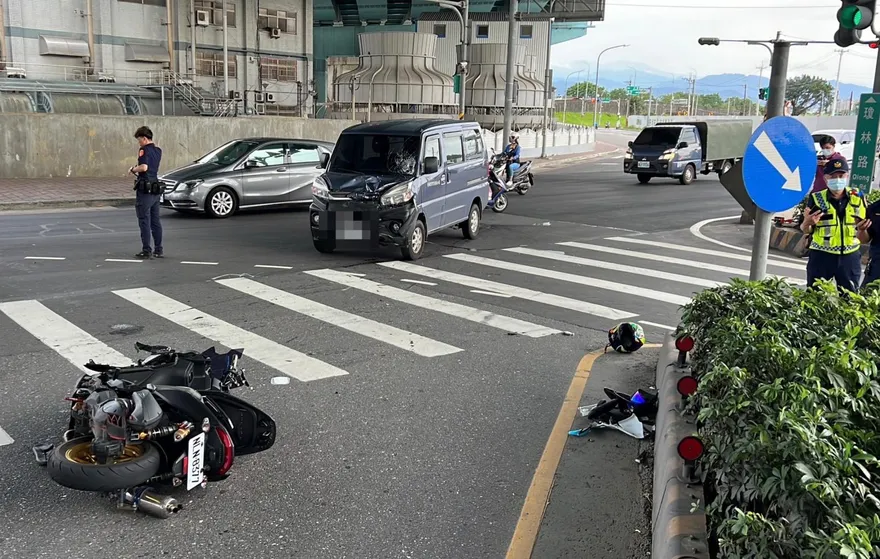 快訊/拖鞋卡在車頭！新莊小貨車對撞機車　29歲騎士遭撞飛命危